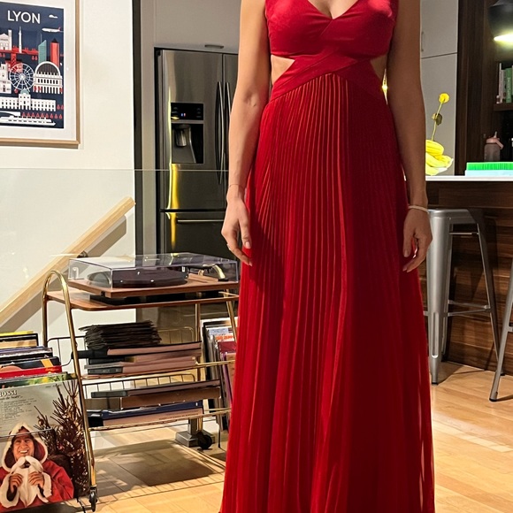 Robe rouge de bal - Picture 2 of 6